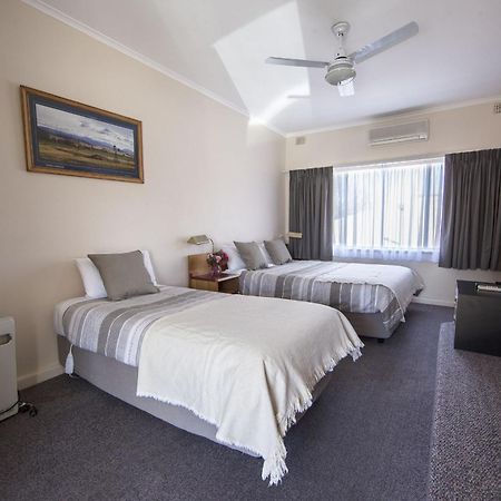 Redhill Cooma Motor Inn Екстериор снимка