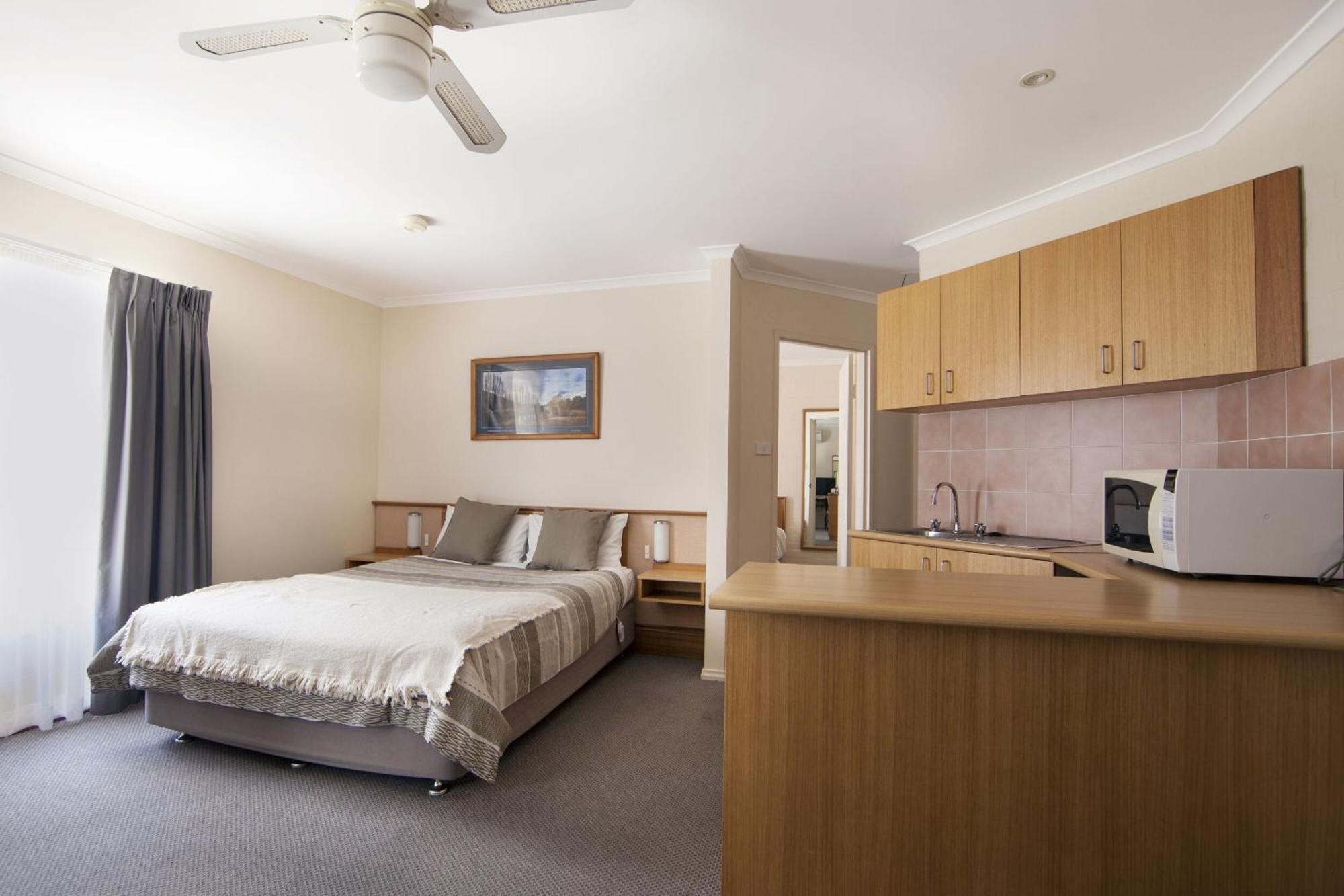 Redhill Cooma Motor Inn Екстериор снимка