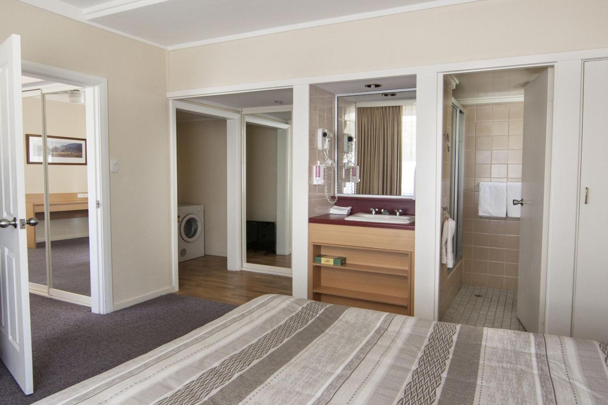 Redhill Cooma Motor Inn Екстериор снимка