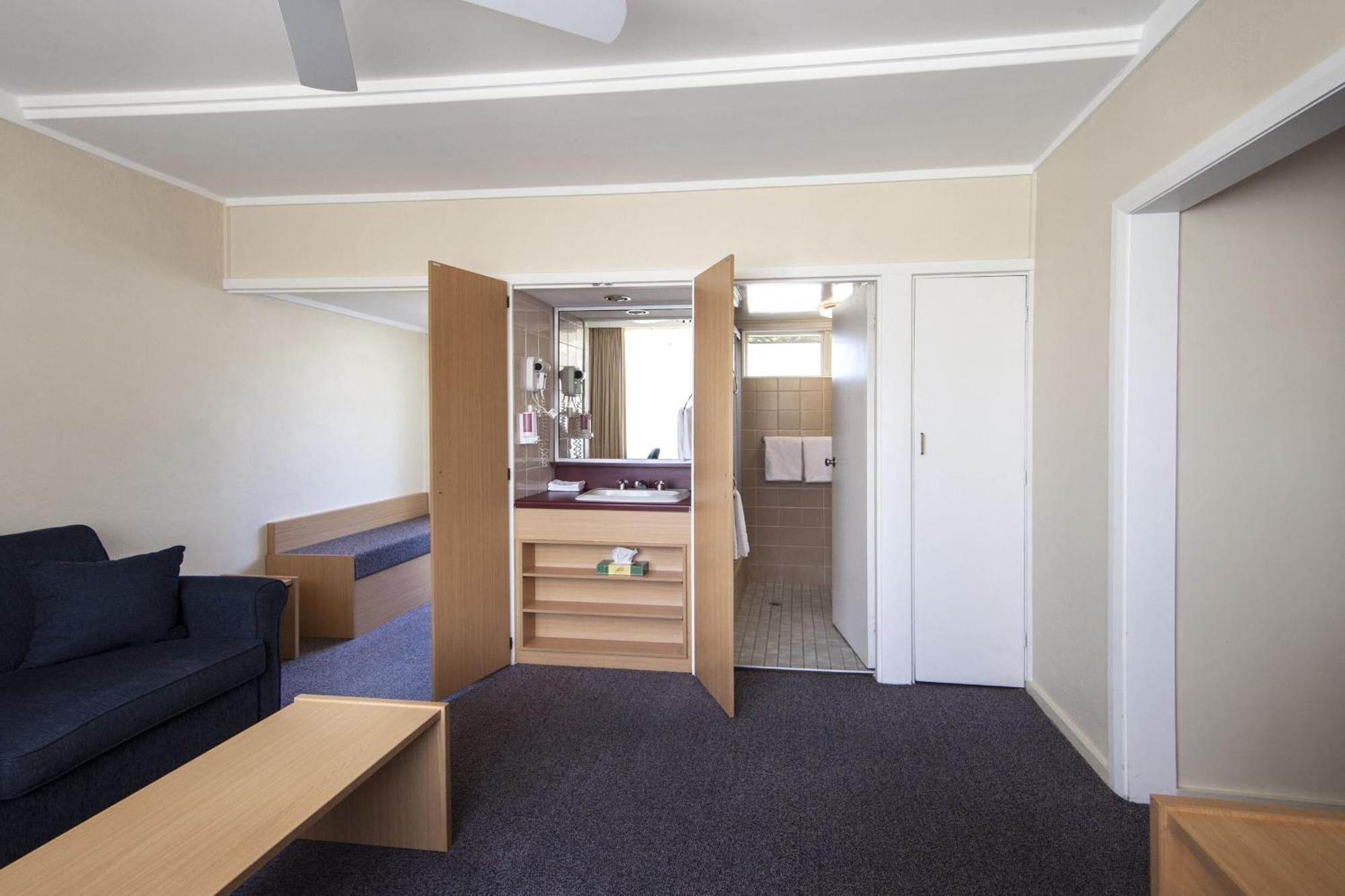 Redhill Cooma Motor Inn Екстериор снимка