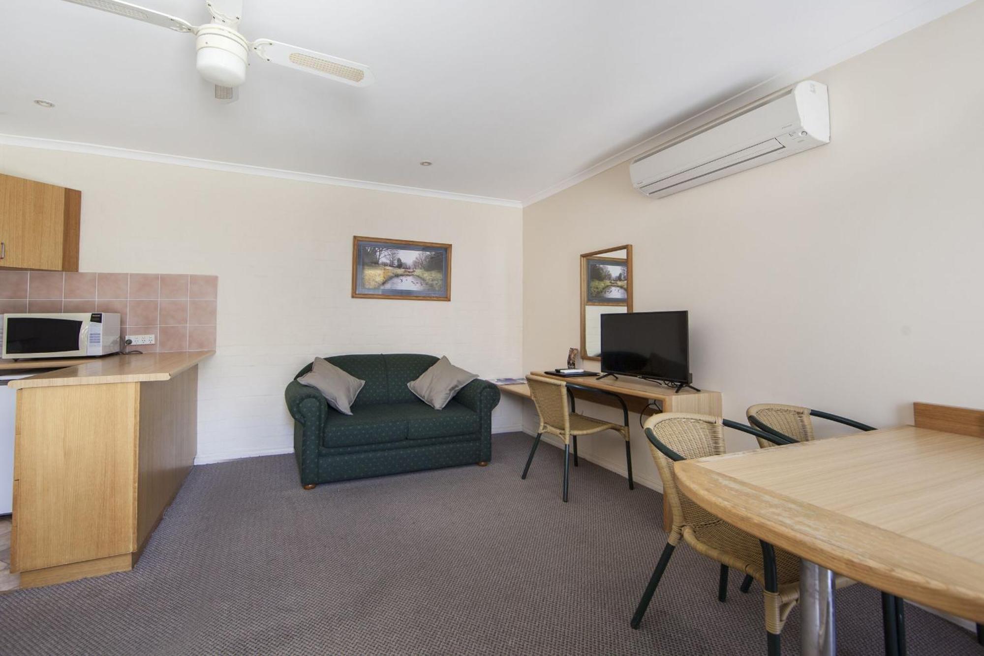 Redhill Cooma Motor Inn Екстериор снимка
