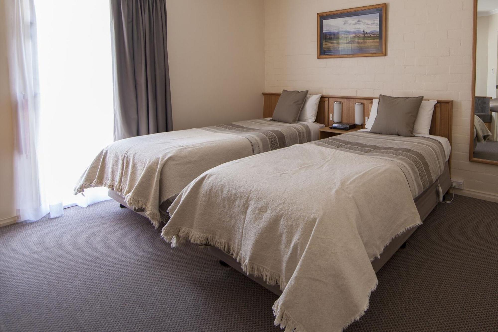 Redhill Cooma Motor Inn Екстериор снимка
