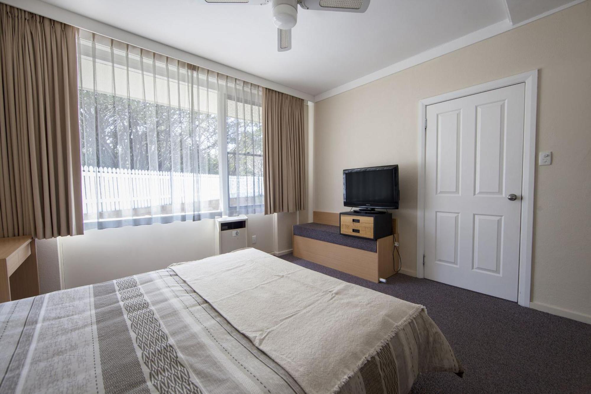 Redhill Cooma Motor Inn Екстериор снимка