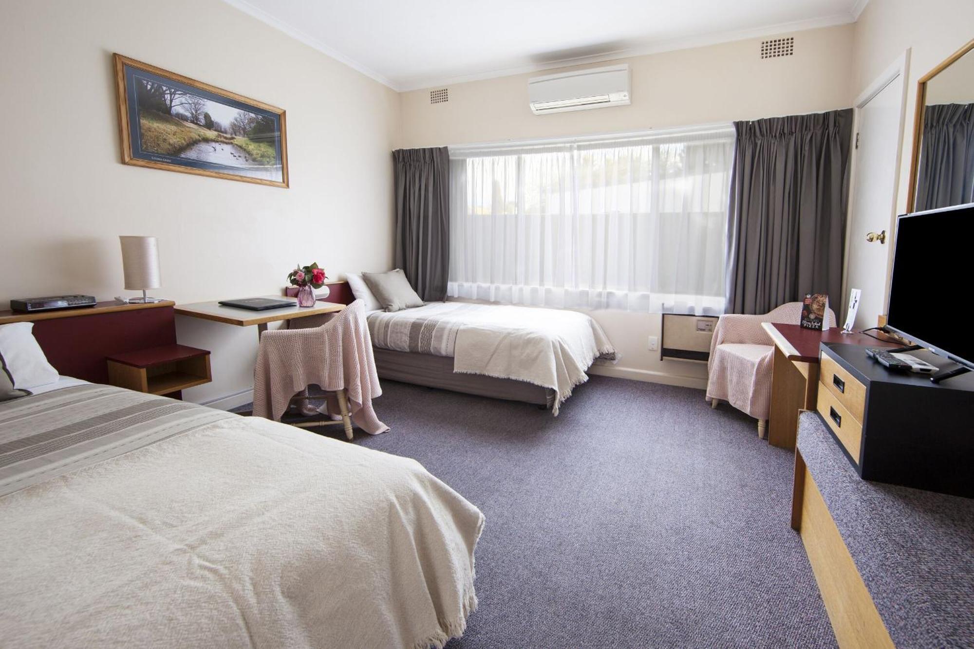 Redhill Cooma Motor Inn Екстериор снимка