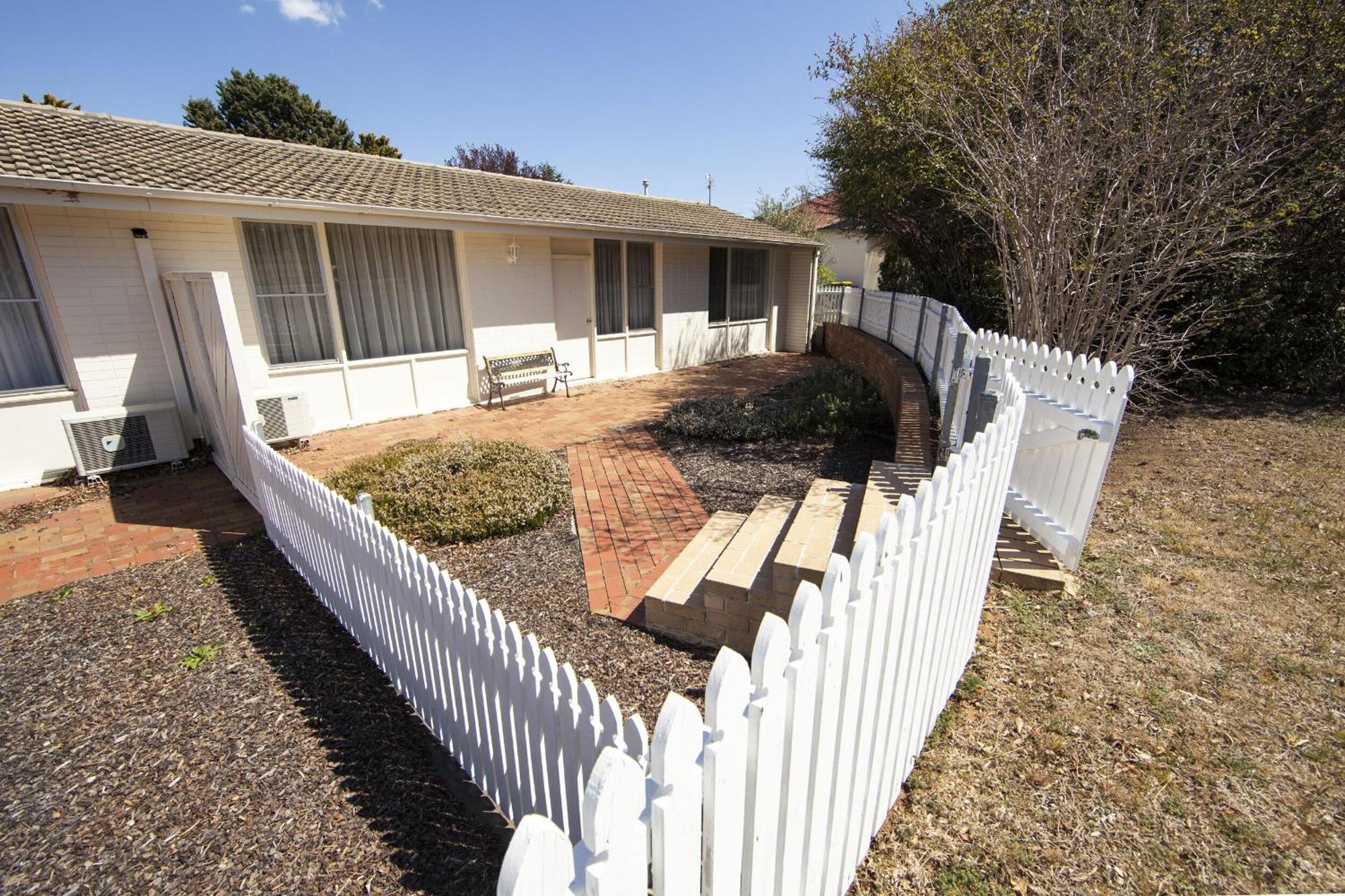 Redhill Cooma Motor Inn Екстериор снимка