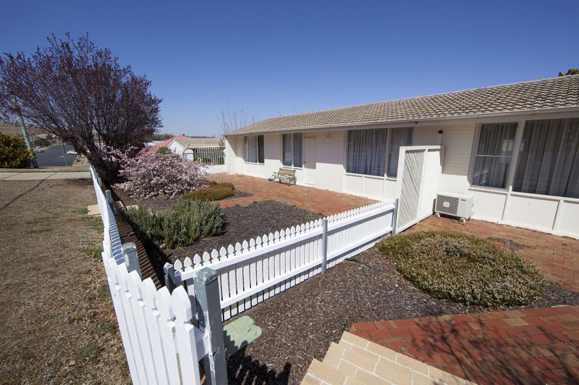 Redhill Cooma Motor Inn Екстериор снимка