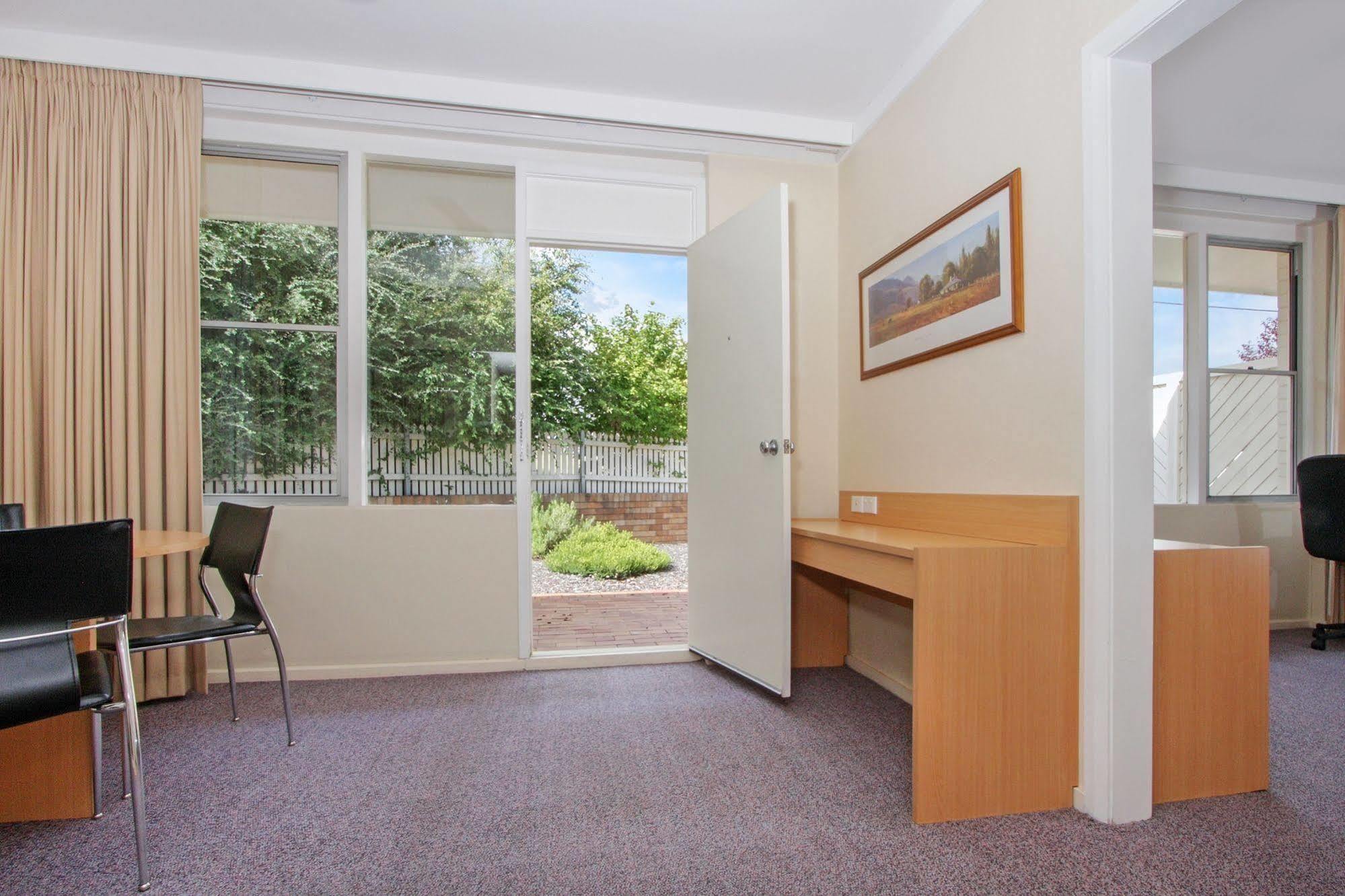 Redhill Cooma Motor Inn Екстериор снимка