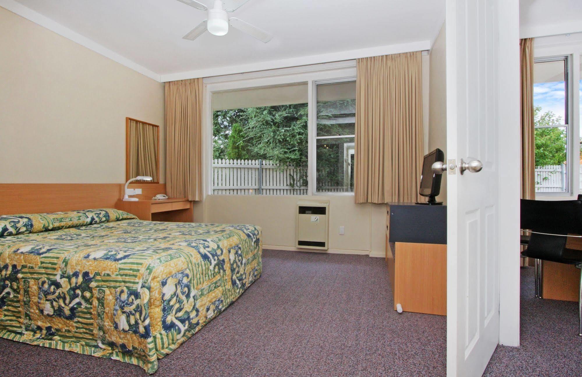 Redhill Cooma Motor Inn Екстериор снимка