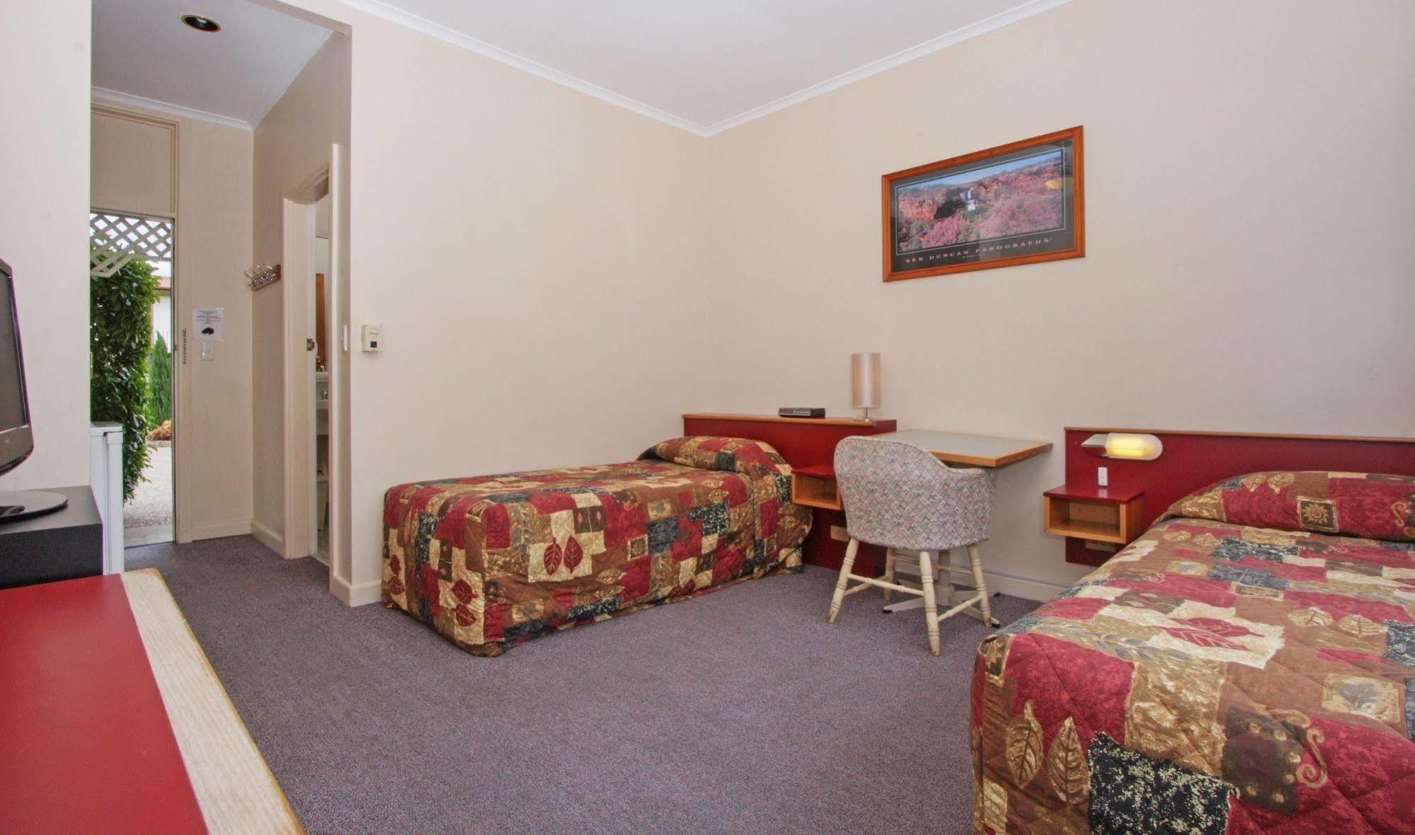 Redhill Cooma Motor Inn Екстериор снимка