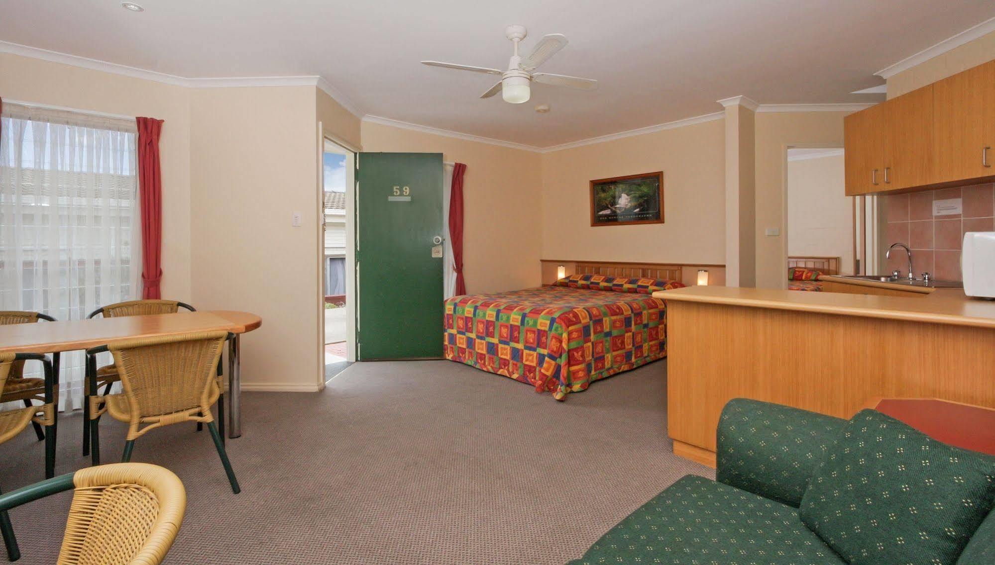 Redhill Cooma Motor Inn Екстериор снимка