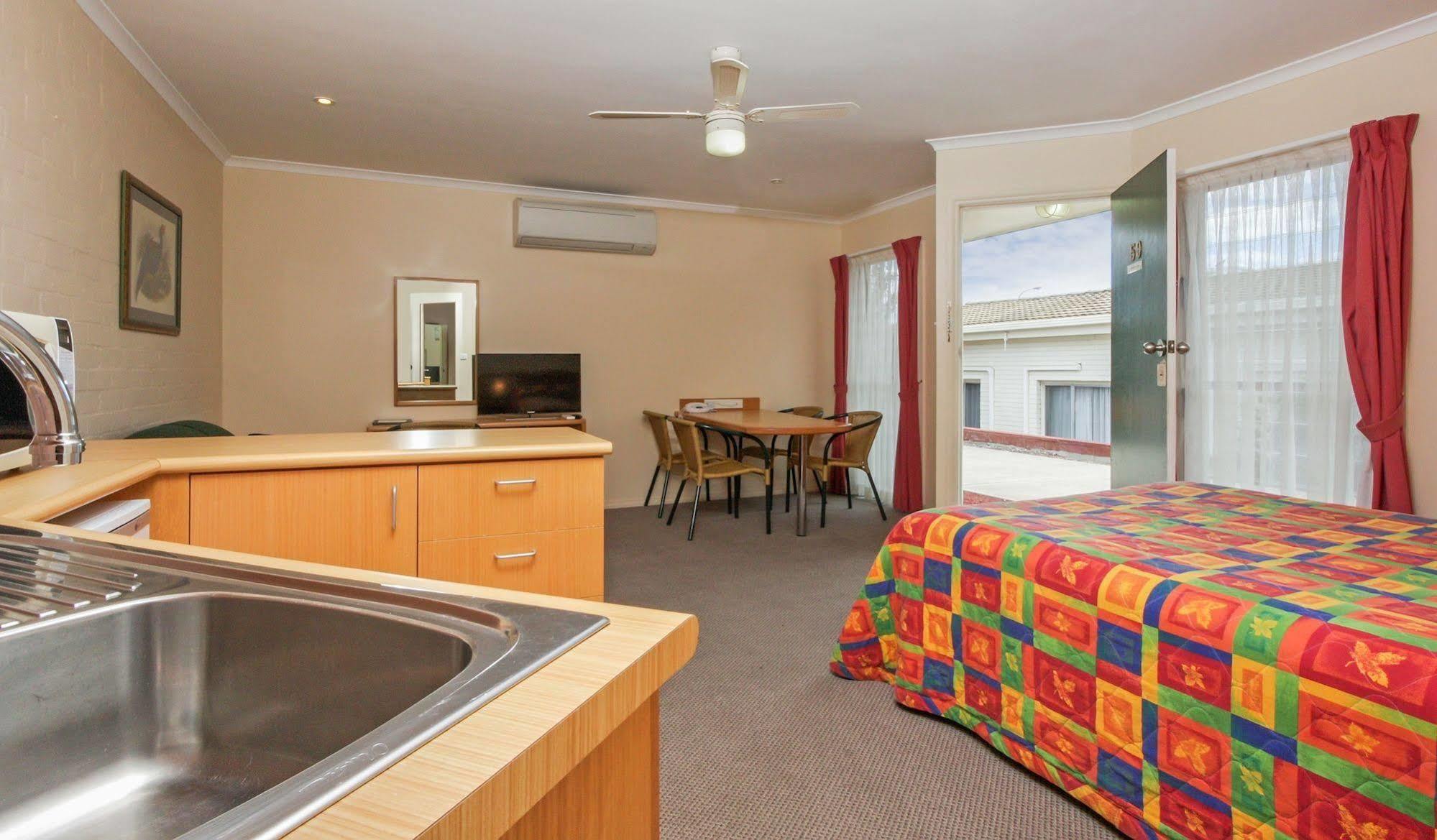 Redhill Cooma Motor Inn Екстериор снимка