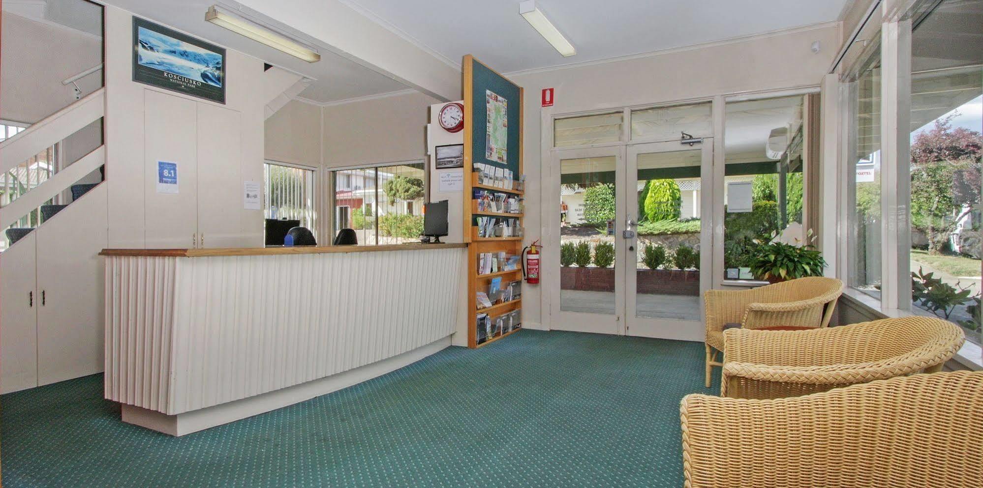 Redhill Cooma Motor Inn Екстериор снимка