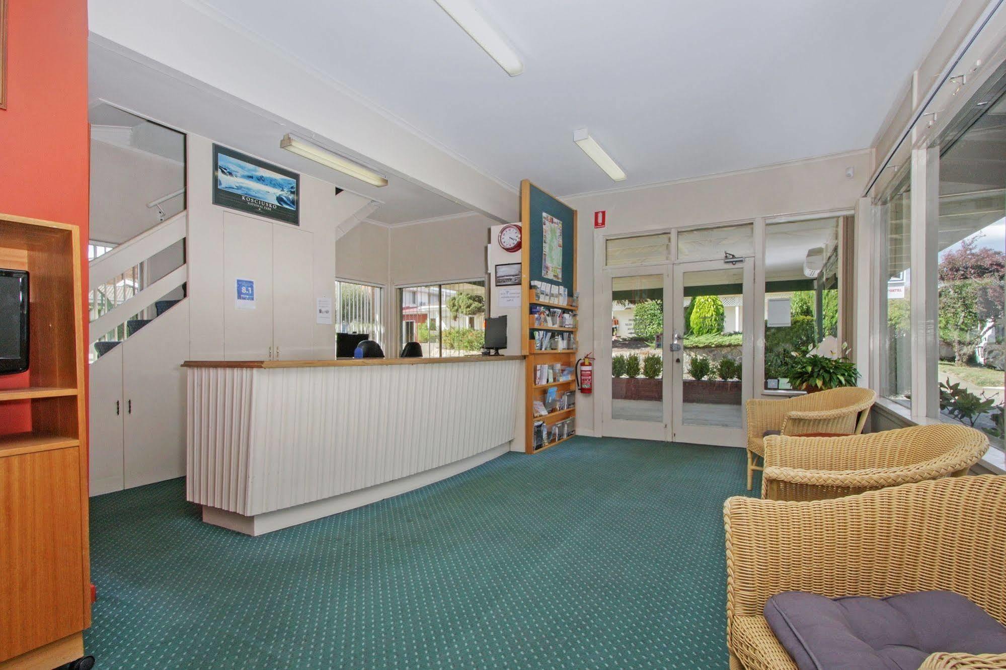 Redhill Cooma Motor Inn Екстериор снимка